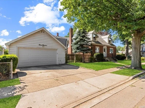 300 Lowell Avenue, Floral Park, NY 11001