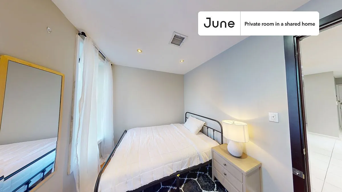 Full bedroom in 4 bed/2 bath home in Upper West Side #1827 D — Photo 2