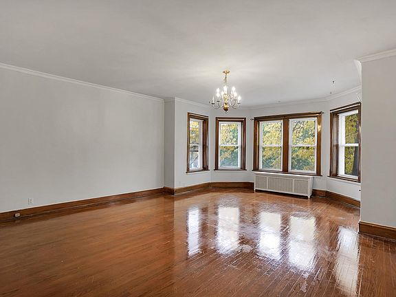 2nd image of 1540 W Elmdale Ave #2