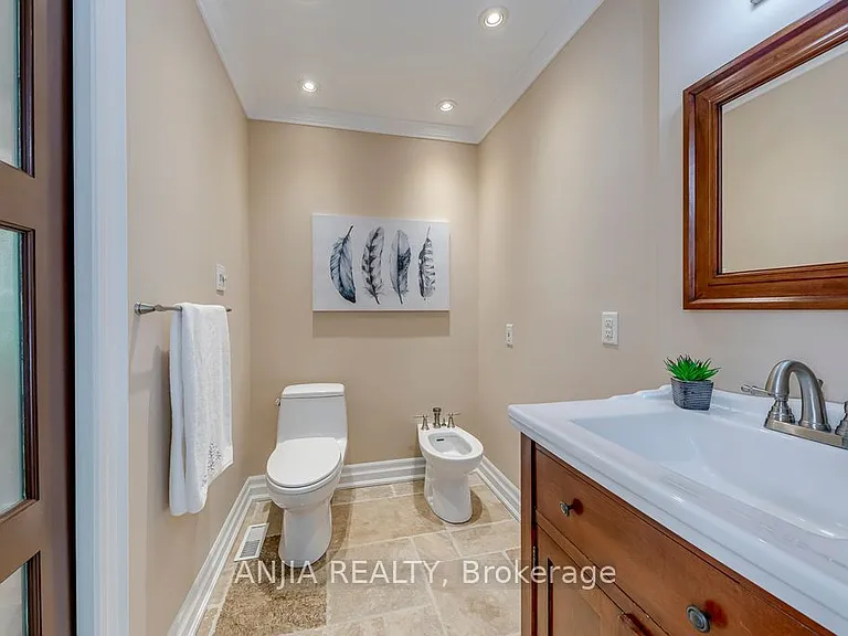 2419 Lionheart Cres — Photo 19