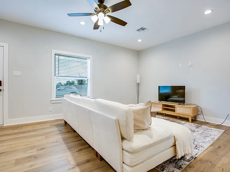 1009 Holiday Dr — Photo 26