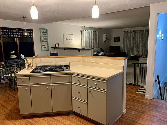 3rd image of 604 Grandview Dr