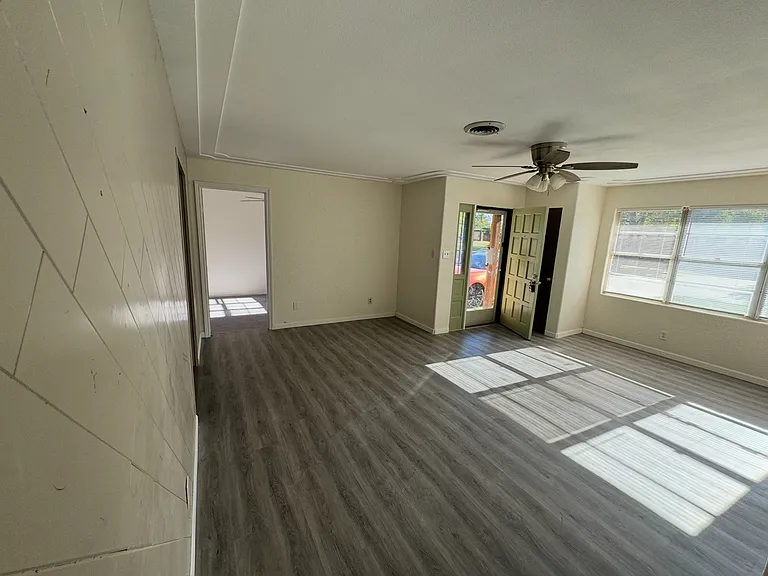 8025 Laura St — Photo 1