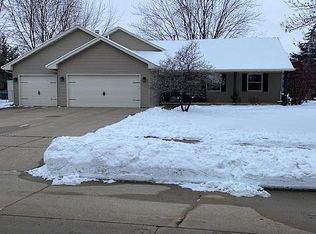 955 Pheasant Creek Dr, Oshkosh, WI 54904