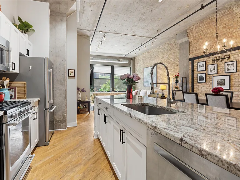 411 W Ontario St #210 — Photo 2