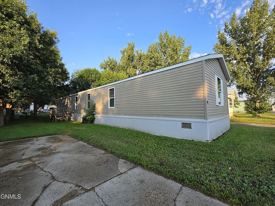 1st image of 915 6th Ave NW