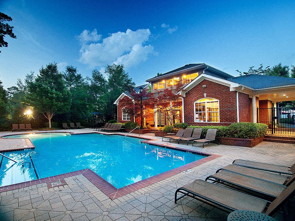 Gables Montclair Swimming Pool and Leasing Office