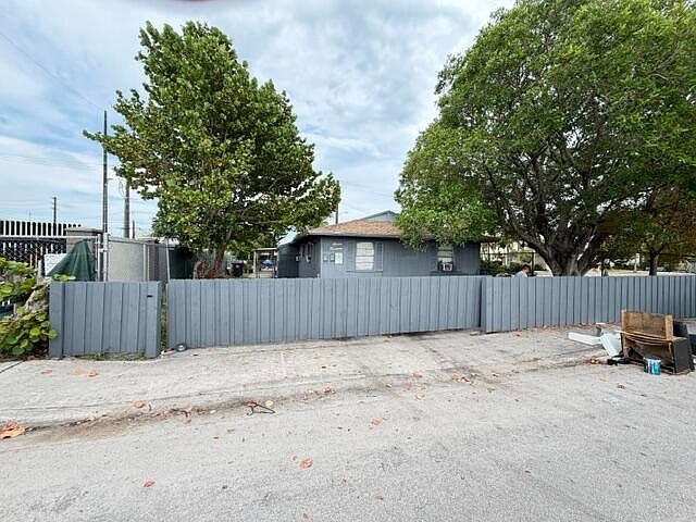 1st image of 714 S H Street
