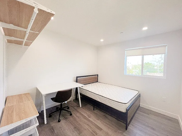 1439 W 37th Dr — Photo 22