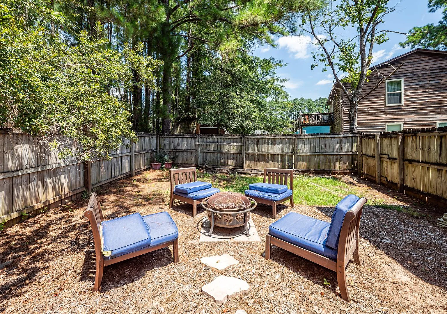 113 Trescott Ct — Photo 3