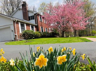 127 Ladderback Ln, Cresco, PA 18326