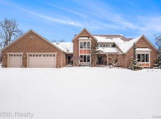 8070 Sheraton Park Dr, Fenton, MI 48430