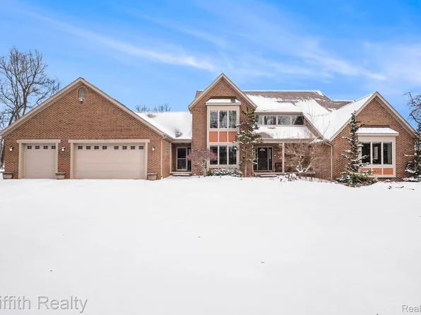 8070 Sheraton Park Dr, Fenton, MI 48430