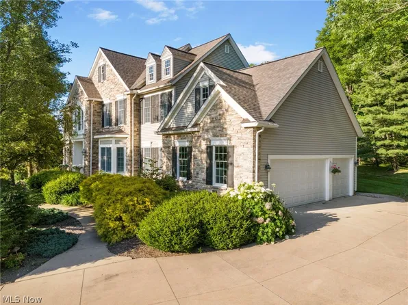3985 River Oaks Dr, Medina, OH 44256