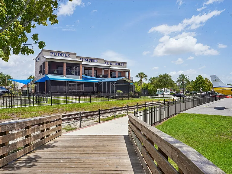 Lake Tavares Apartments — Photo 61