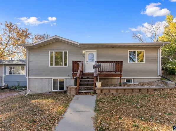 105 E 5th St, Dell Rapids, SD 57022