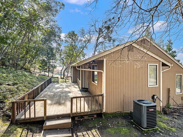 1634 NE Terrace Dr — Photo 6