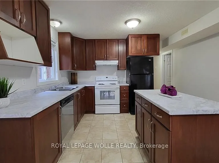 128 Udvari Cres #A — Photo 5