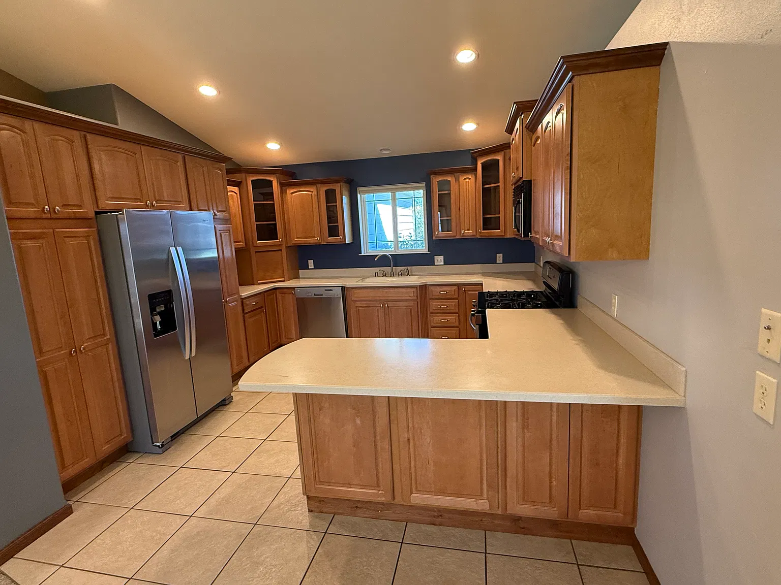 5 bed, 3600 sqft, $3,200 — Photo 3