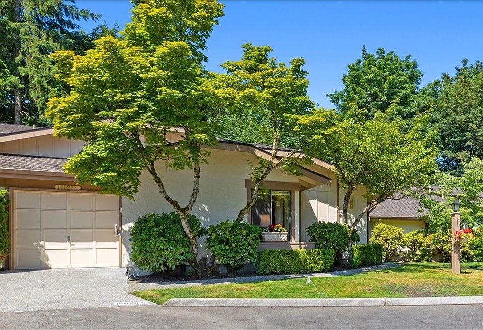 End unit backs to greenbelt - single car garage and level driveway