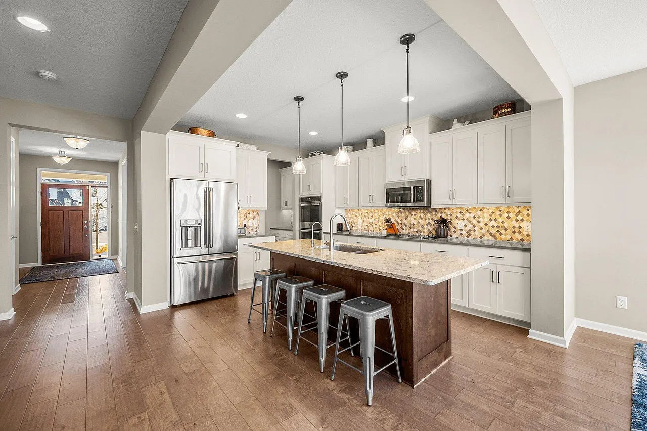 5 bed, 4740 sqft, $4,800 — Photo 4
