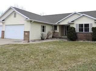 1075 Island Estates Ct, Oshkosh, WI 54901