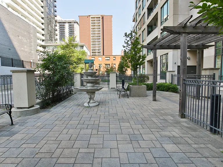 220 Redpath Ave #603 — Photo 11