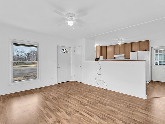 4th image of 1321 N Cedar Lake Rd