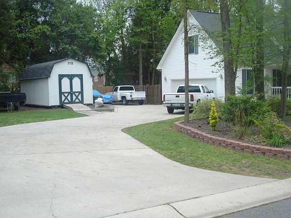 Side entry garage w/ample parking