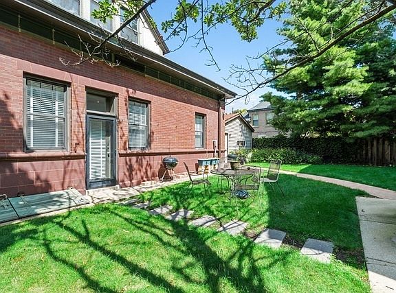 4th image of 1054 W Oakdale Ave