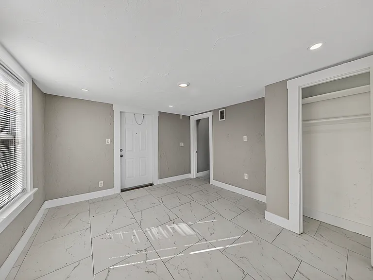 724 Bradley St — Photo 4