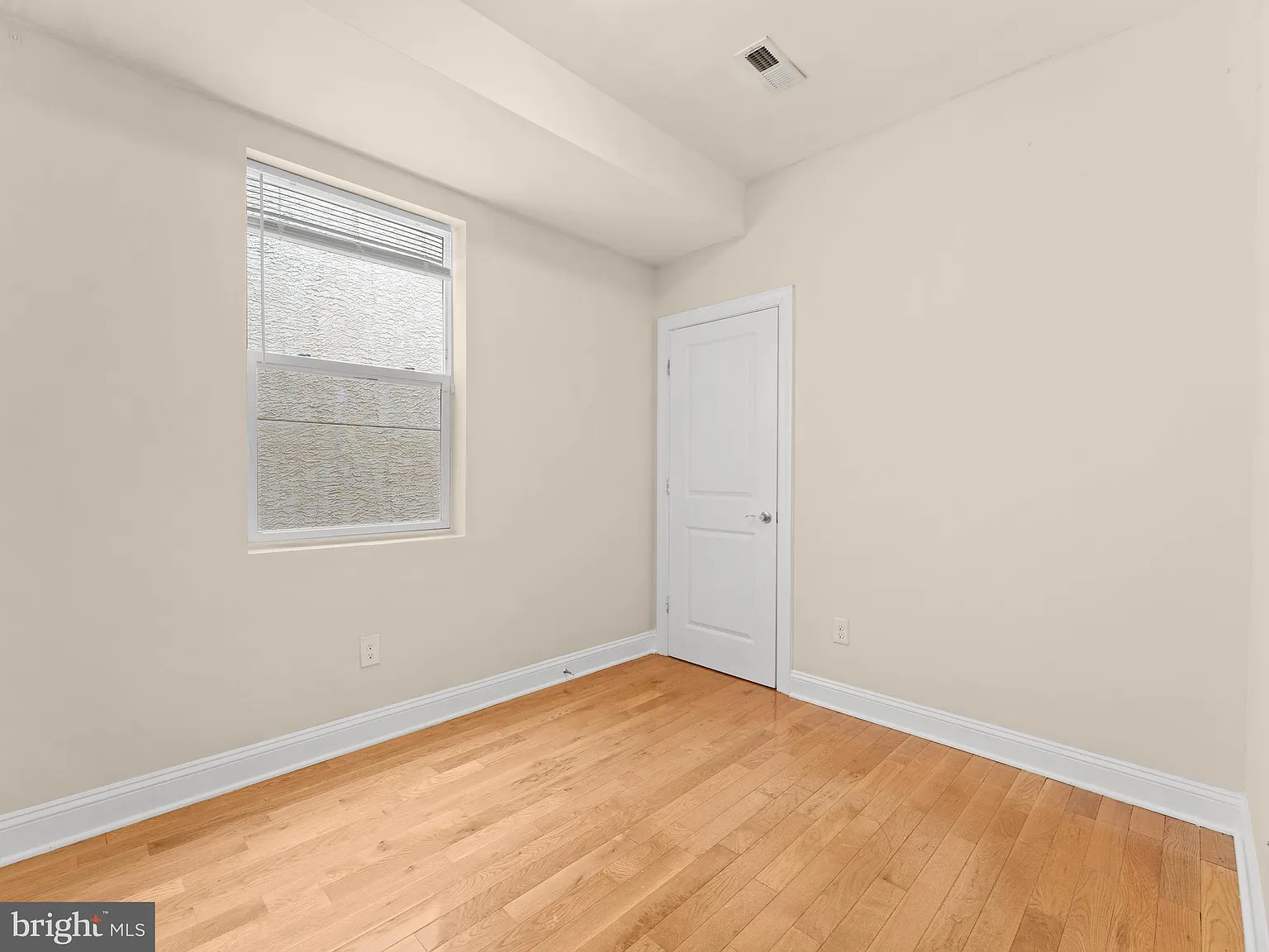 4 bed, 2.0 bath, 3393 sqft, $1,700 — Photo 4