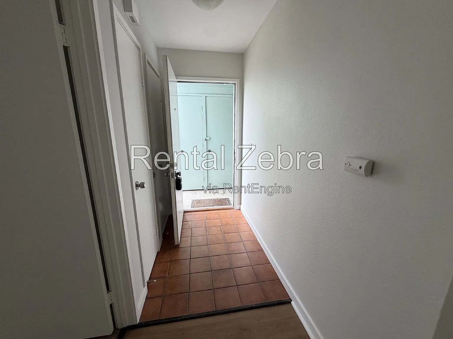 2 bed, 2.0 bath, 920 sqft, $2,635 — Photo 2