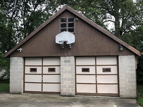3rd image of 123 W Voorhees St