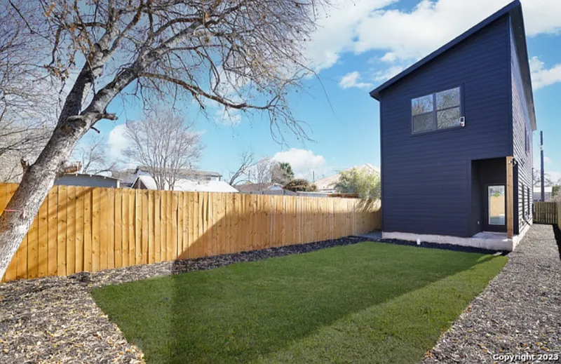 Modern 3BR/3.5BA Home with Fenced Yard & Balcony in San Antonio — Photo 4