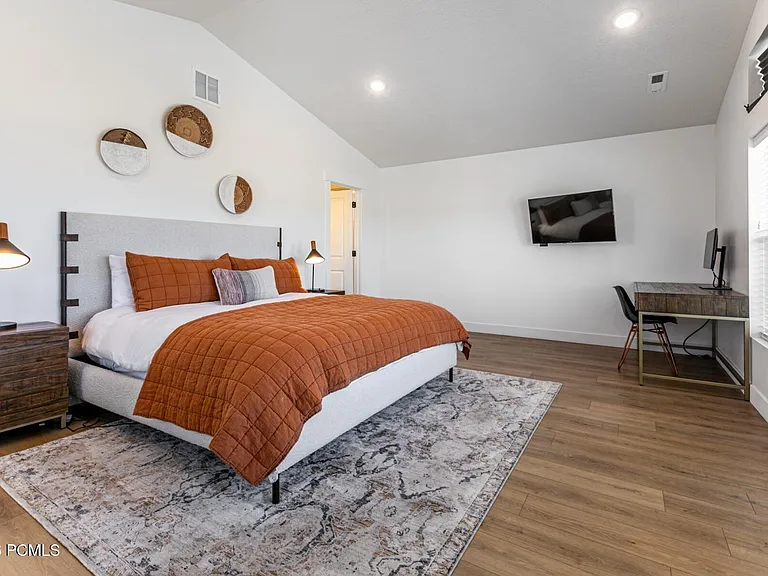 6885 Woods Rose Dr — Photo 16
