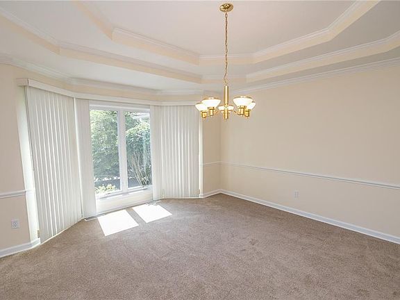 4th image of 589 Dewitt Dr