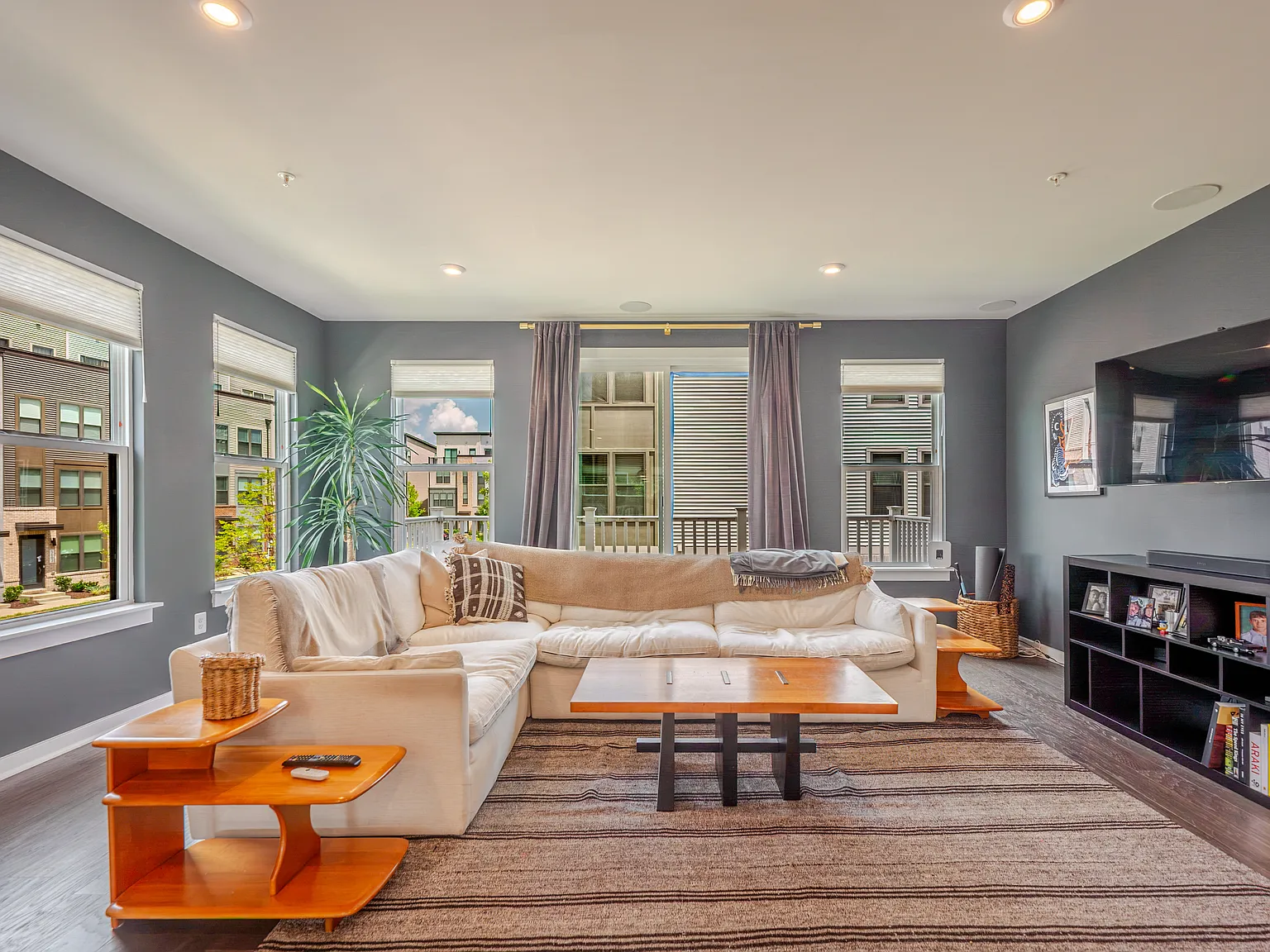 4 bed, 2000 sqft, $3,700 — Photo 1