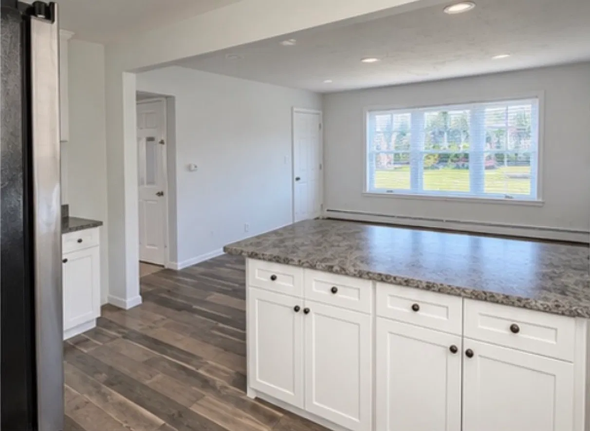 3 bed, 1300 sqft, $4,200 — Photo 2