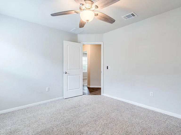 217 Yoakum St — Photo 17