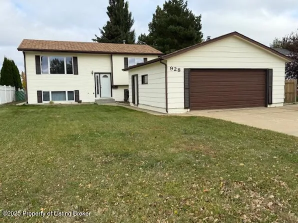 928 24th St W, Dickinson, ND 58601