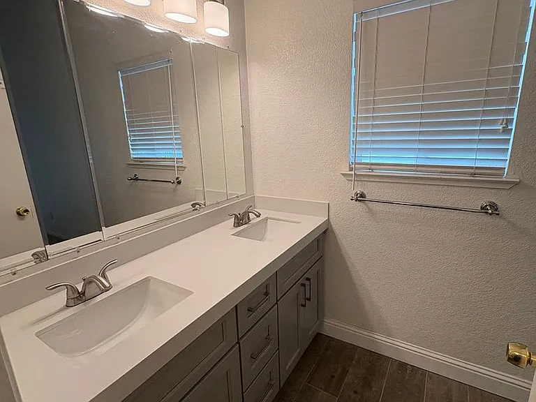 628 Saratoga Ct — Photo 17