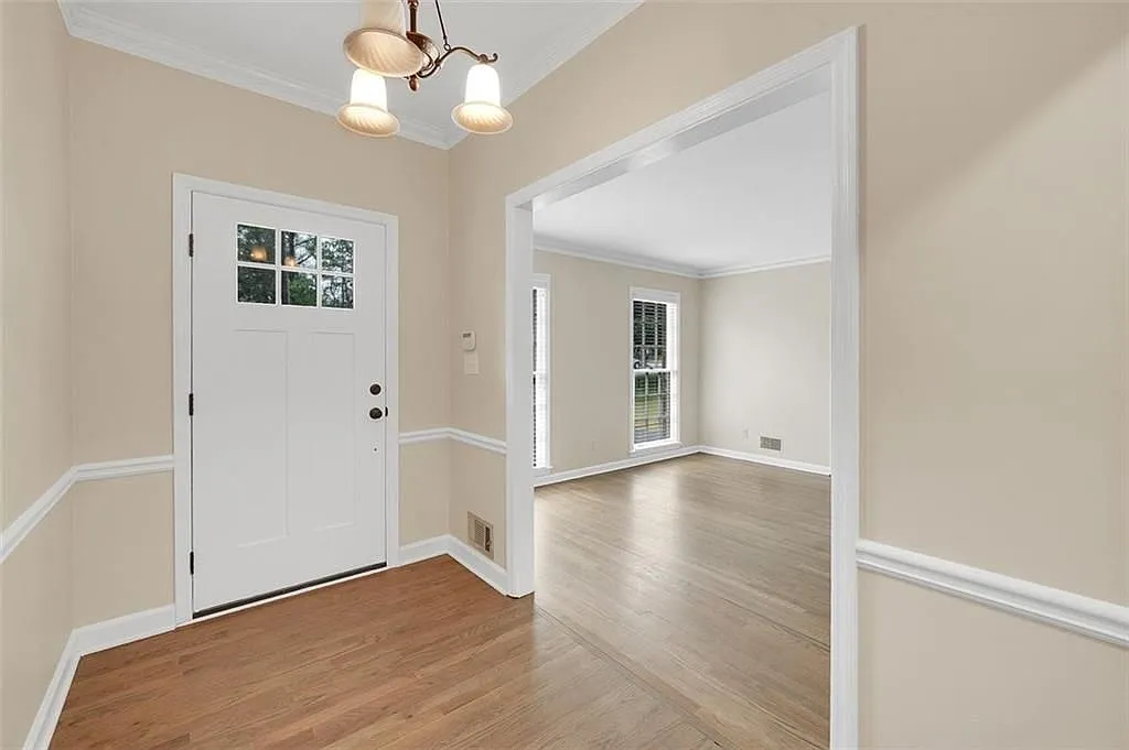 4 bed, 2.0 bath, 3066 sqft, $3,500 — Photo 2