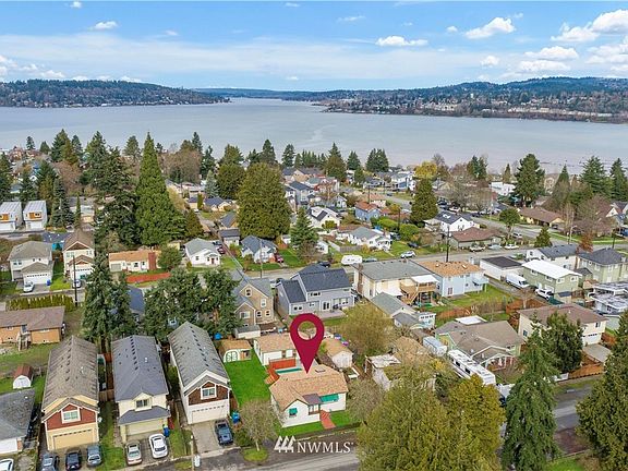 Minutes to Lake Washington