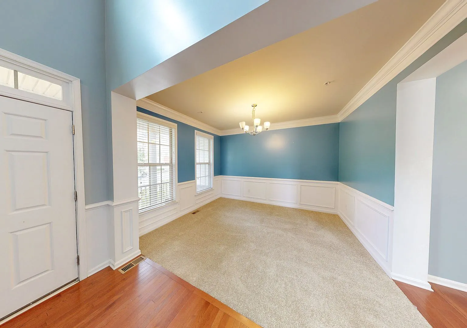 Gorgeous Large SF 5 beds + 4 Full BATHS - Huge rear deck and fenced yard — Photo 3