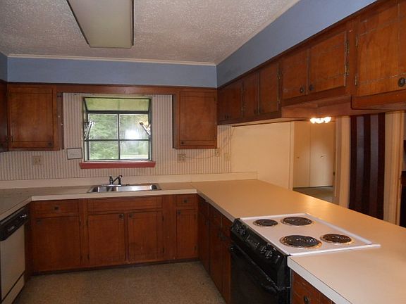 3rd image of 330 Oak Grove Ln