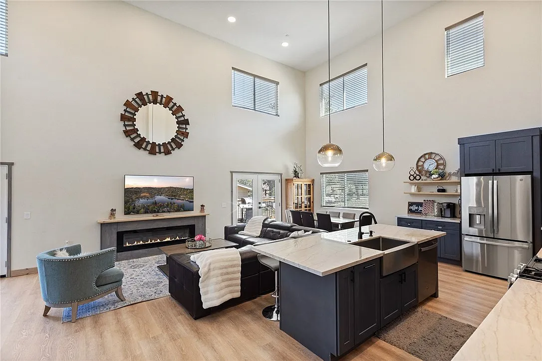 5 bed, 3.5 bath, 2379 sqft, $3,500 — Photo 4