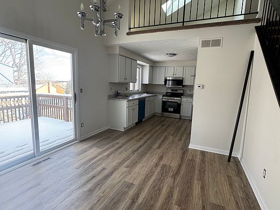 4th image of 32 Spring Hl