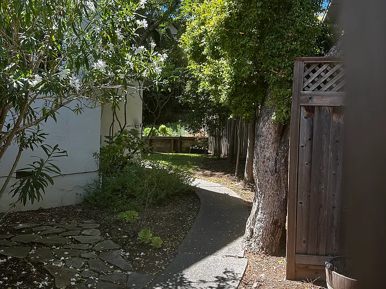 16 Thomas Ct #16 — Photo 2