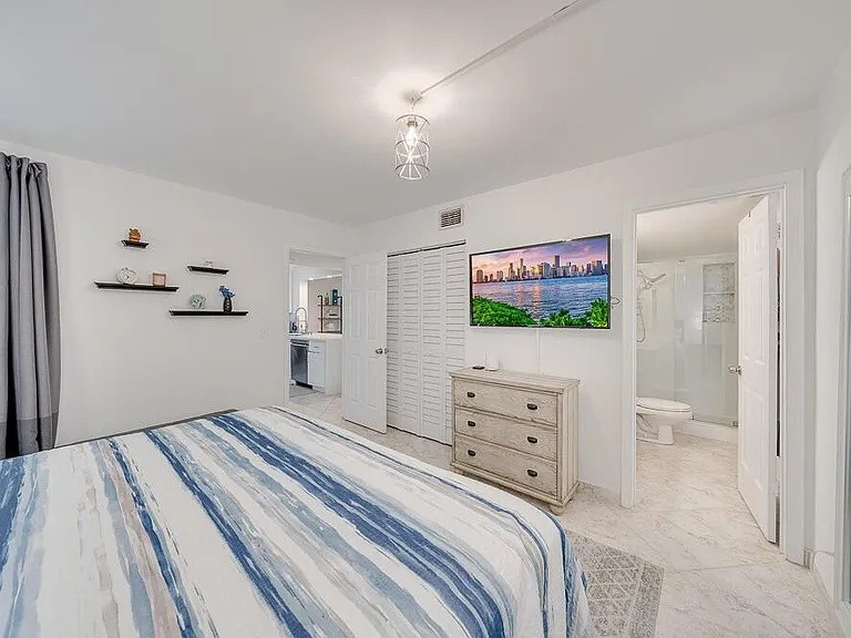 3939 NE 5th Ave #D103 — Photo 10